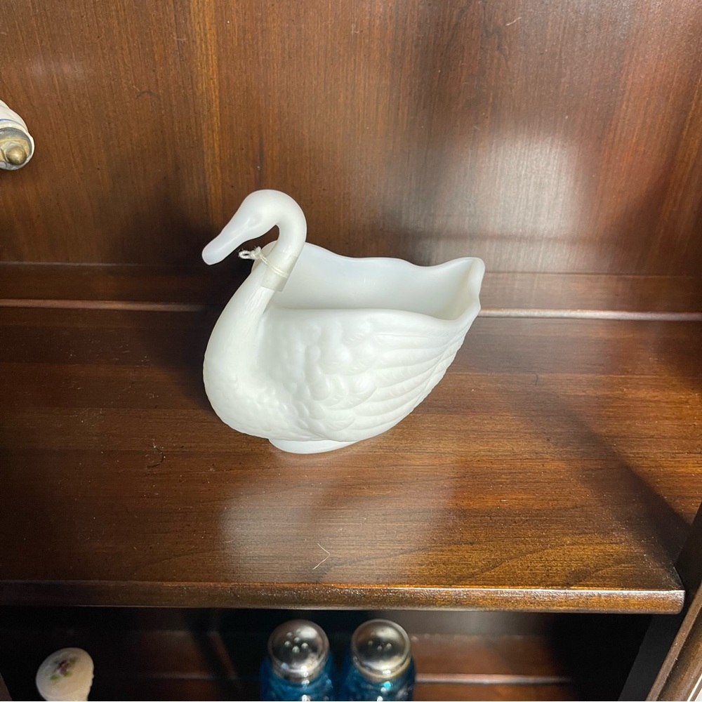 Vintage Imperial Glass Swan Candy Dish Bowl White Milk Glass 4" Tall
EUC